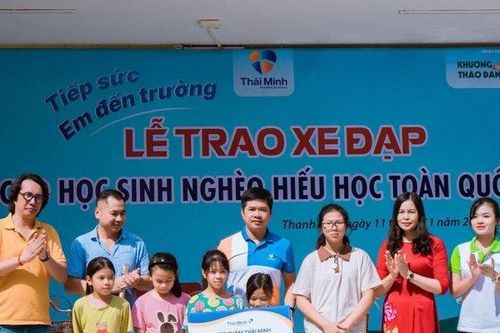 Nhà báo Trương Anh Ngọc, nhà báo Phạm Gia Hiền xúc động trong lễ trao xe đạp cho học sinh nghèo tại Thanh Hóa