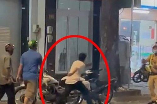 Bị thổi nồng độ cồn, người đàn ông đạp đổ xe đặc chủng, tấn công CSGT ở TPHCM