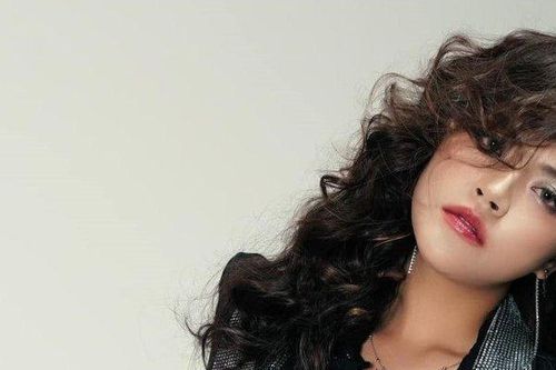 'My sói' bầu 3 tháng mà vẫn như không, mặc toàn váy hờ hững khoe body nuột nà