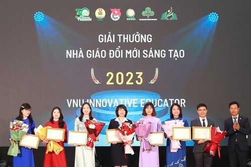 ĐHQGHN trao tặng nhiều giải thưởng danh giá cho giảng viên, nhà khoa học