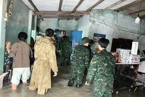 Lực lượng vũ trang huyện đảo Phú Quý: Hơn 100 cán bộ, chiến sĩ giúp dân khắc phục hậu quả thiên tai