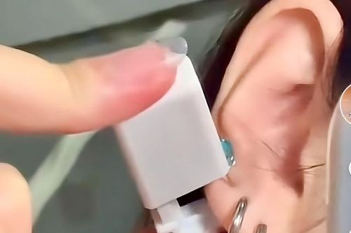 Cẩn trọng với những biến chứng nguy hiểm khi xỏ khuyên, bấm lỗ tai tại nhà