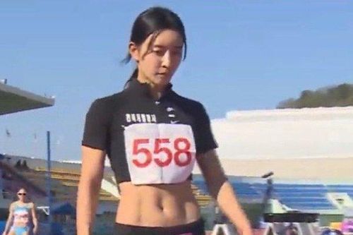 'Nữ thần' điền kinh cơ bụng 6 múi, mặc đồ ôm sát 'nét căng' lộ body không mỡ thừa