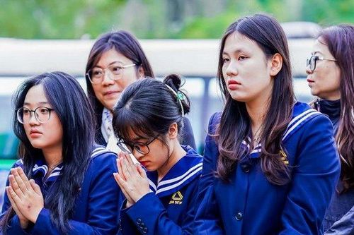 Học sinh dâng hương tưởng nhớ thầy Văn Như Cương