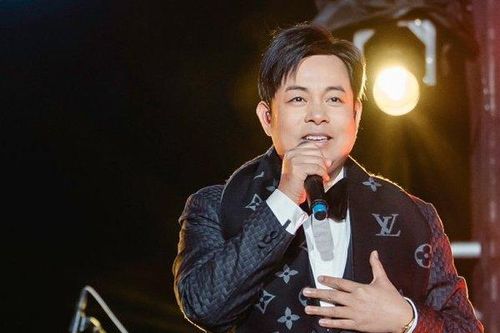 Liên tục hát 20 ca khúc, Quang Lê khiến khán giả nức lòng