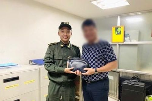 Hành khách bỏ quên hơn 100 triệu đồng ở sân bay Nội Bài được hỗ trợ tìm lại