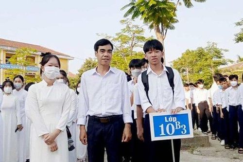 Tuyên dương thầy giáo cứu 3 người bị nước cuốn trong mưa lũ