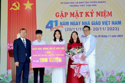 Chủ tịch Tập đoàn Lê Gia group tặng học bổng 100 triệu đồng cho Trường THPT Thái Hòa
