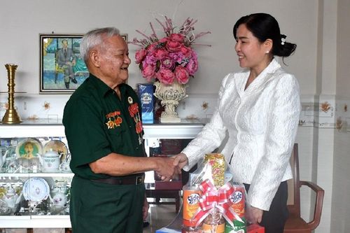 Phó chủ tịch HĐND tỉnh Cà Mau thăm, tặng quà nhân chứng lịch sử