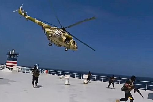 Phiến quân Houthi nhảy ra khỏi trực thăng, bắt giữ tàu hàng Galaxy Leader trên Biển Đỏ