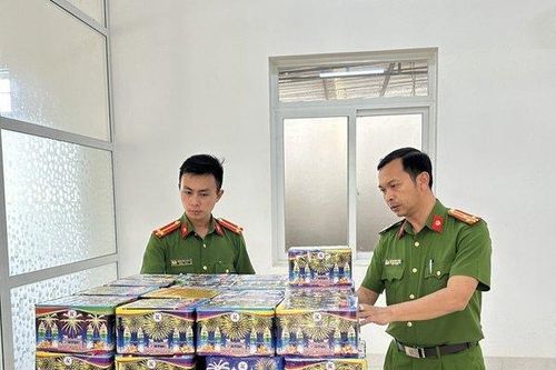 Bắt đối tượng mua gần 150kg pháo nổ về chờ Tết tiêu thụ