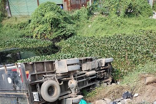 TPHCM: Nữ tài xế lái xe tải ủi bay biển báo, lao xuống kênh thối