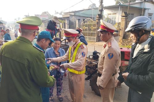 Đắk Nông: Tiếp tục dán decal phản quang phòng ngừa TNGT liên quan đến xe máy kéo nhỏ (xe càng) mùa thu hoạch nông sản