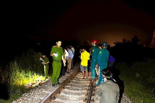 Bình Thuận: Ngồi nhậu trên đường ray, bị tàu hỏa tông tử vong