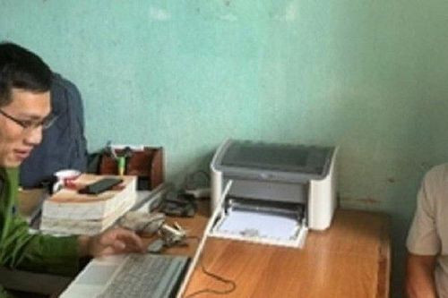 Khởi tố vụ vờ mượn cháu bé điện thoại để gọi, người đàn ông 53 tuổi cầm chạy mất