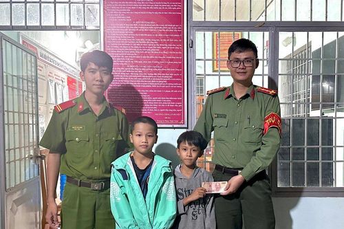 3 nam sinh nhặt được hàng chục triệu đồng trả lại người đánh rơi