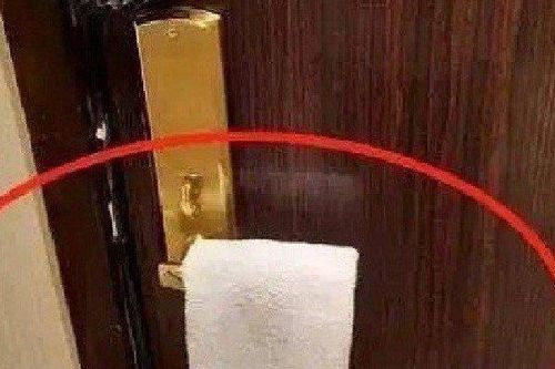 Vì sao nên treo khăn ướt lên tay nắm cửa phòng khách sạn?