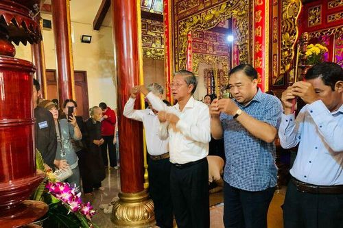 Bí thư Huyện ủy Tri Tôn thăm Phật hội Tứ Ân Hiếu Nghĩa