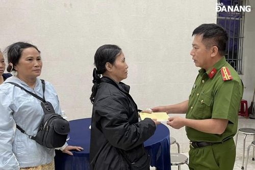 Thăm hỏi, hỗ trợ gia đình nạn nhân vụ cướp tài sản tại phòng giao dịch chi nhánh ngân hàng