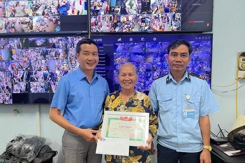 Tiểu thương chợ Đông Ba nhặt được 10 triệu đồng trả lại cho người mất