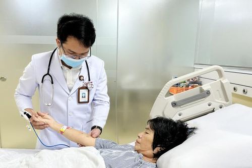 Cứu sống bệnh nhân bị ong bắp cày đốt nguy kịch