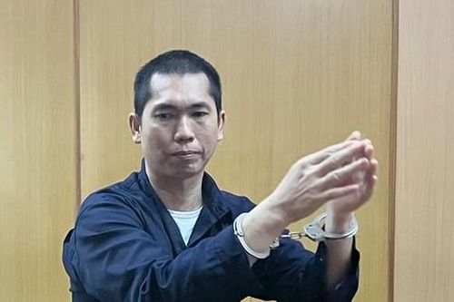 Tài xế xe ôm đâm chết người rồi leo lên nóc nhà cố thủ lãnh 12 năm tù