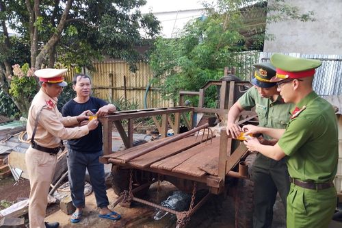 Dán decal phản quang cho phương tiện chở nông sản ở Đắk Nông: Sáng kiến vì dân