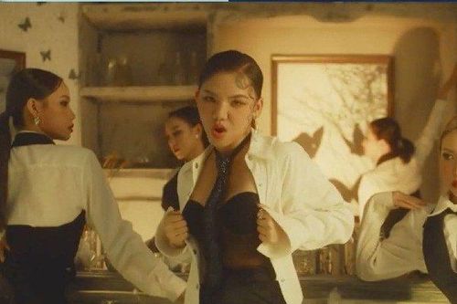 'Lady Mây' trong Ca Sĩ Mặt Nạ phải xin phép mẹ để mặc áo 'tơ nhện'