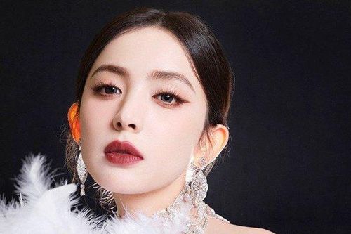 Cổ Lực Na Trát diện đầm xuyên thấu đẹp lỗng lẫy