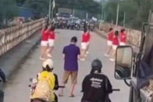 Nhóm phụ nữ nhảy múa trên cầu khiến giao thông ùn tắc, chính quyền nói gì?