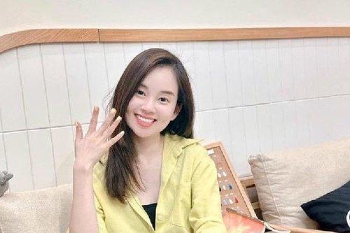 Mặt mộc 'phát sáng' của tình cũ Mạc Hồng Quân, U40 khỏe đẹp nhờ uống 'nước xanh' mỗi ngày