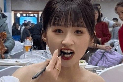 Mải mê ăn tiệc, cô dâu dù bị chụp lén nhưng vẫn đẹp 'hết phần thiên hạ'