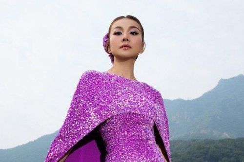 Hậu đám cưới, siêu mẫu Thanh Hằng làm vedette, catwalk thần thái tại Yên Tử