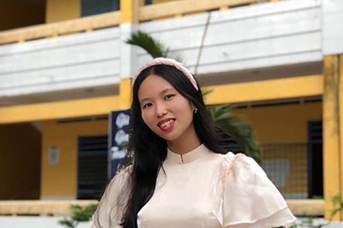 Cô giáo trẻ đam mê văn học