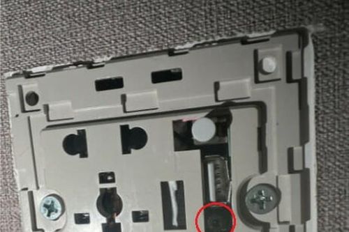 Cặp đôi tá hỏa phát hiện thứ gây 'choáng' trong ổ điện khách sạn