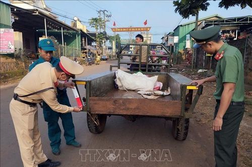 Dán phản quang cho xe công nông, giảm thiểu tai nạn giao thông