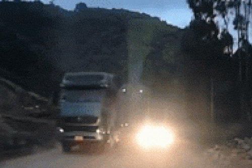 Clip: Giật mình ôtô con vượt trước còn 'thi gan' trước đầu xe tải