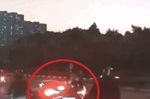 Clip: Lái xe máy 'tái xanh mặt' vì lao vào ô tô siêu đắt đỏ
