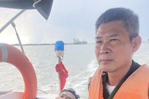 Bộ đội Biên phòng TP Hồ Chí Minh cứu sống người bị nạn trên sông Soài Rạp