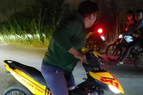 'Quái xế' dàn hàng ngang náo loạn trên quốc lộ ở Bình Dương