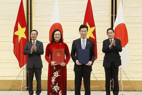 Chủ tịch nước và Thủ tướng Nhật Bản chứng kiến Lễ Trao Các Văn kiện Hợp tác
