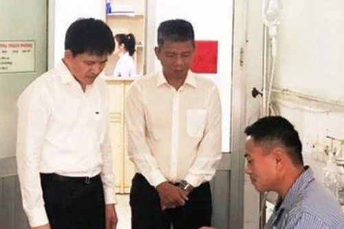 Khống chế người đàn ông có hành động bất thường, 3 công an xã bị thương