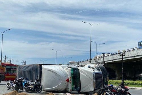 TP.HCM: Xe container lật giữa giao lộ đông đúc, ùn tắc khủng khiếp