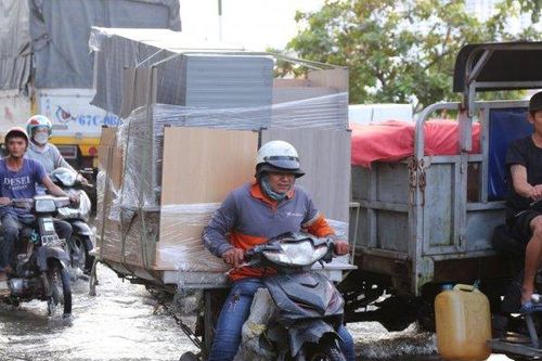 Người dân TP.HCM quay cuồng trên 'phố sông' trong ngày triều cường