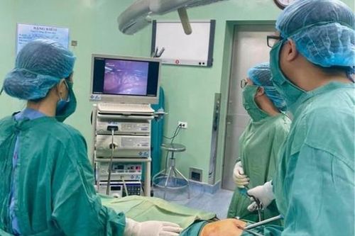 Thiếu nữ 18 bụng như mang thai 7 tháng, đi khám mới biết khối u 'khổng lồ'