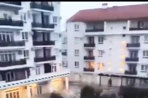 Sóng lớn vùi dập khu nghỉ mát ở Sochi