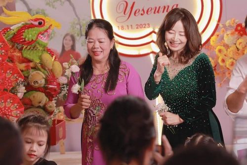 Mẹ chồng nhảy cực sung trong đám cưới, con dâu hạnh phúc cổ vũ không ngừng