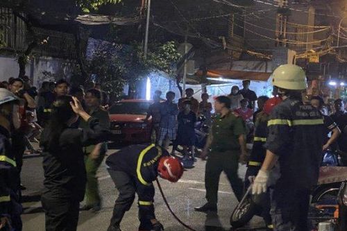 Trắng đêm giải cứu thanh niên bị mắc kẹt giữa 2 bức tường