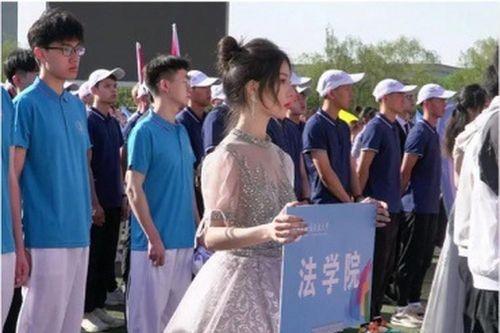 Nữ sinh bất ngờ nổi tiếng nhờ cầm biển ở hội thao của trường