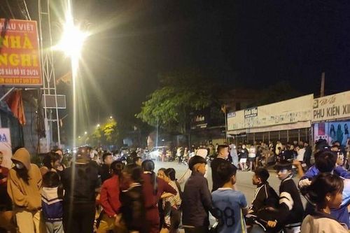 Xem đánh ghen, dân tràn ra cả quốc lộ gây tắc đường